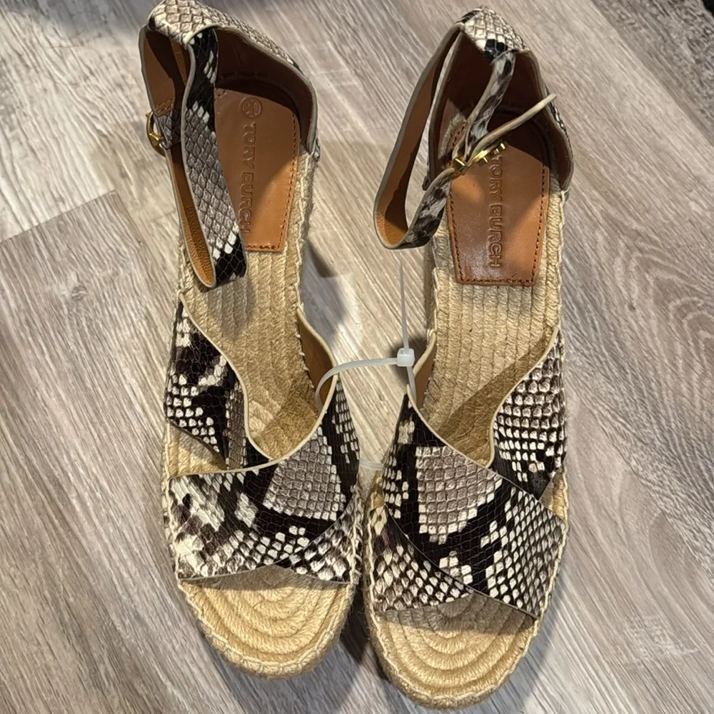 NEW! Tory Burch Warm Roccia Snakeskin Selby Wedge Espadrille Sandals - Size 8.5🚀